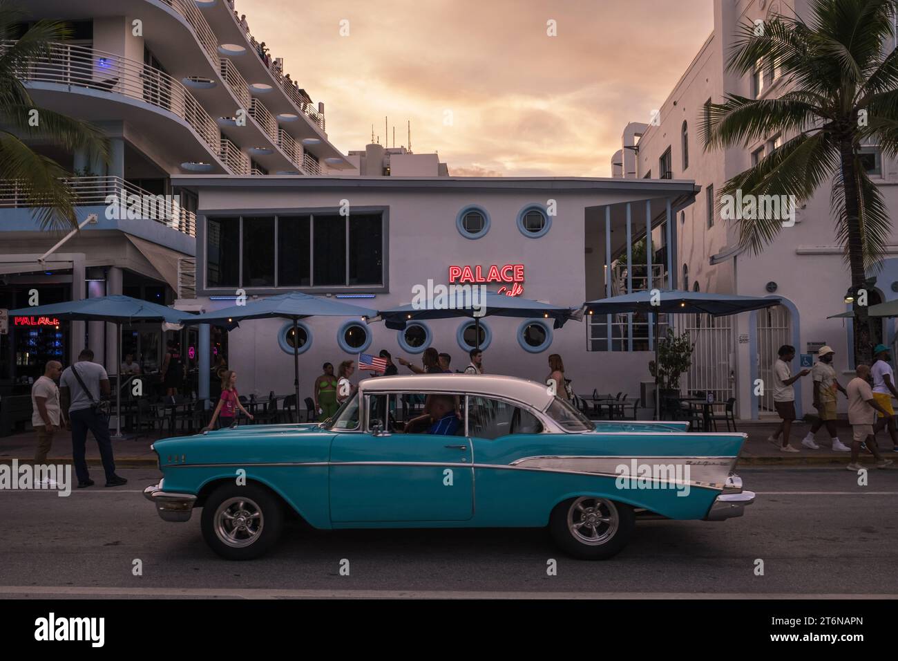 Miami, USA. Oktober 2023. Sonnenuntergang auf dem Ocean Drive in South Beach. Stockfoto Miami, USA. Oktober 2023. Sonnenuntergang auf dem Ocean Drive in South Beach. Stockfoto