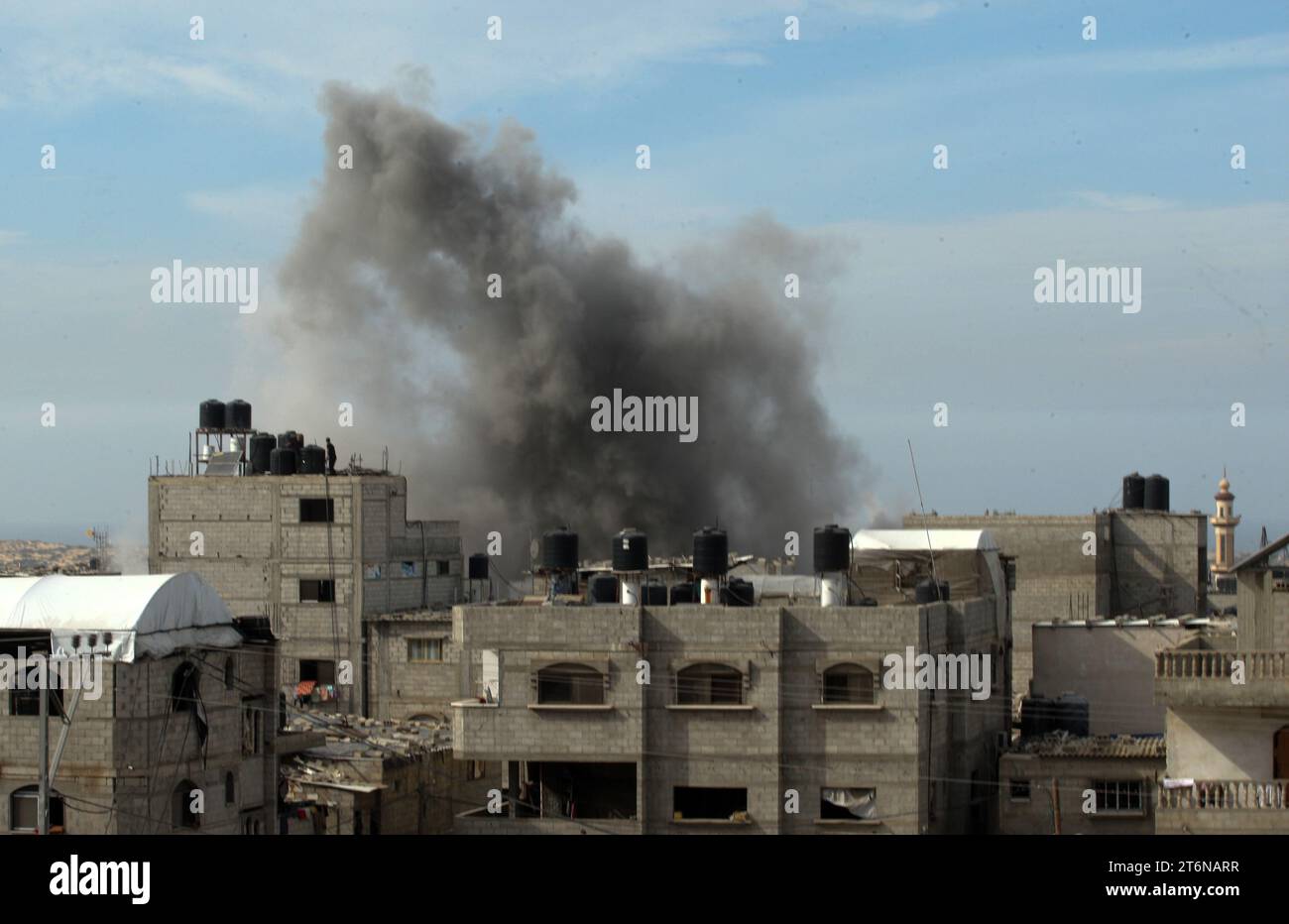 Während der israelischen Bombardements auf Rafah im südlichen Gazastreifen am Samstag, den 11. November 2023, steigt Rauch über Häusern auf. Während die israelischen Angriffe in Gaza andauern, wurden laut dem palästinensischen Gesundheitsministerium mehr als 11.070 Menschen getötet, darunter 4.506 Kinder, 3.027 Frauen und 678 ältere Menschen. Foto: Ismael Mohamad/UPI Stockfoto