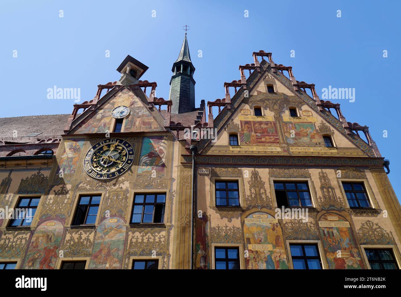 Wunderschöne historische farbenfrohe Wandmalereien auf dem alten Rathaus in Ulm, Deutschland Stockfoto