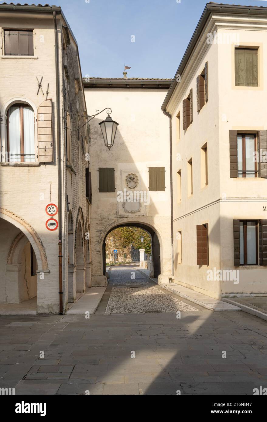 Portobuffolè, Italien. November 2023. Das mittelalterliche Tor namens Friaul überragt von Toresin, 10. Bis 11. Jahrhundert Stockfoto