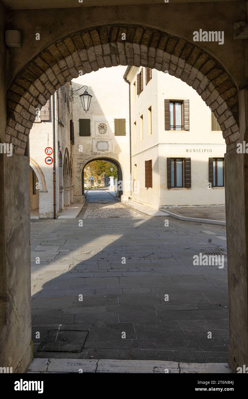 Portobuffolè, Italien. November 2023. Das mittelalterliche Tor namens Friaul überragt von Toresin, 10. Bis 11. Jahrhundert Stockfoto