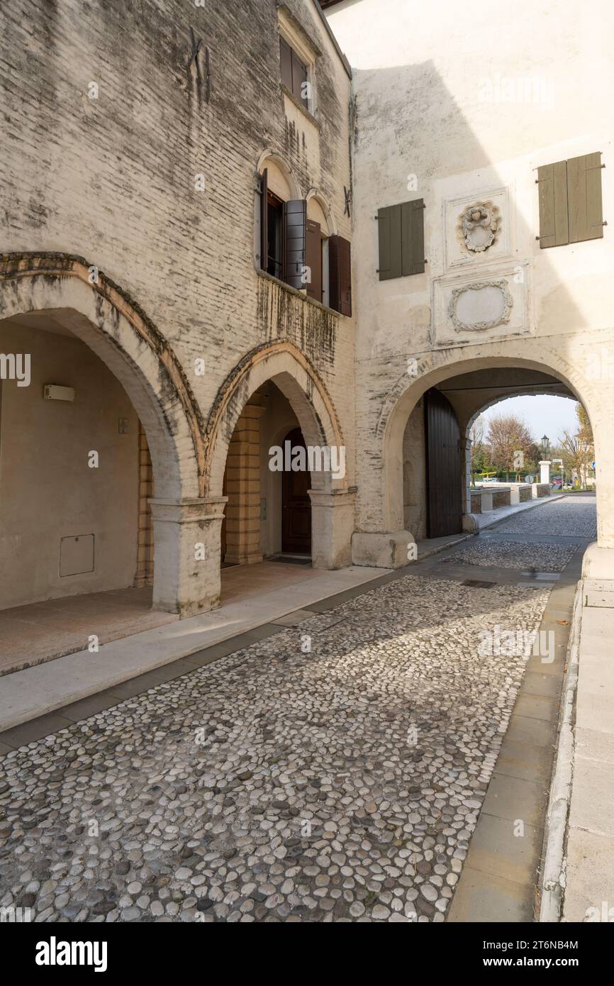 Portobuffolè, Italien. November 2023. Das mittelalterliche Tor namens Friaul überragt von Toresin, 10. Bis 11. Jahrhundert Stockfoto