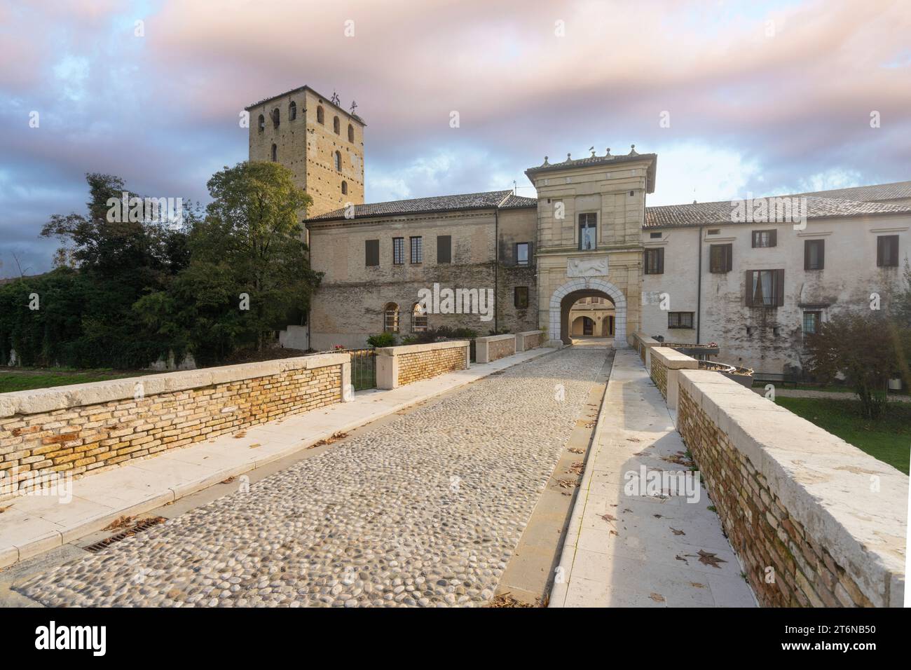 Portobuffolè, Italien. November 2023. Das mittelalterliche Tor namens Friaul überragt von Toresin, 10. Bis 11. Jahrhundert Stockfoto