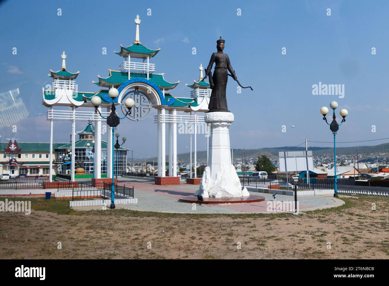 Die Skulptur der buryatischen Prinzessin Balzhin Hatan (Prinzessin des Ruhmes) in einer buddhistischen architektonischen Komposition begrüßt alle, die Aginskoe betreten. Th Stockfoto