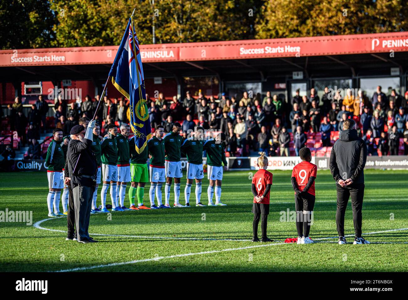 Salford, Großbritannien. November 2023. Salford, Großbritannien. November 2023. Die 2-minütige Stille wird während des Spiels der Sky Bet League 2 zwischen Salford City und Mansfield Town im Peninsula Stadium, Moor Lane, Salford am Samstag, den 11. November 2023, gefeiert. (Foto: Ian Charles | MI News) Stockfoto