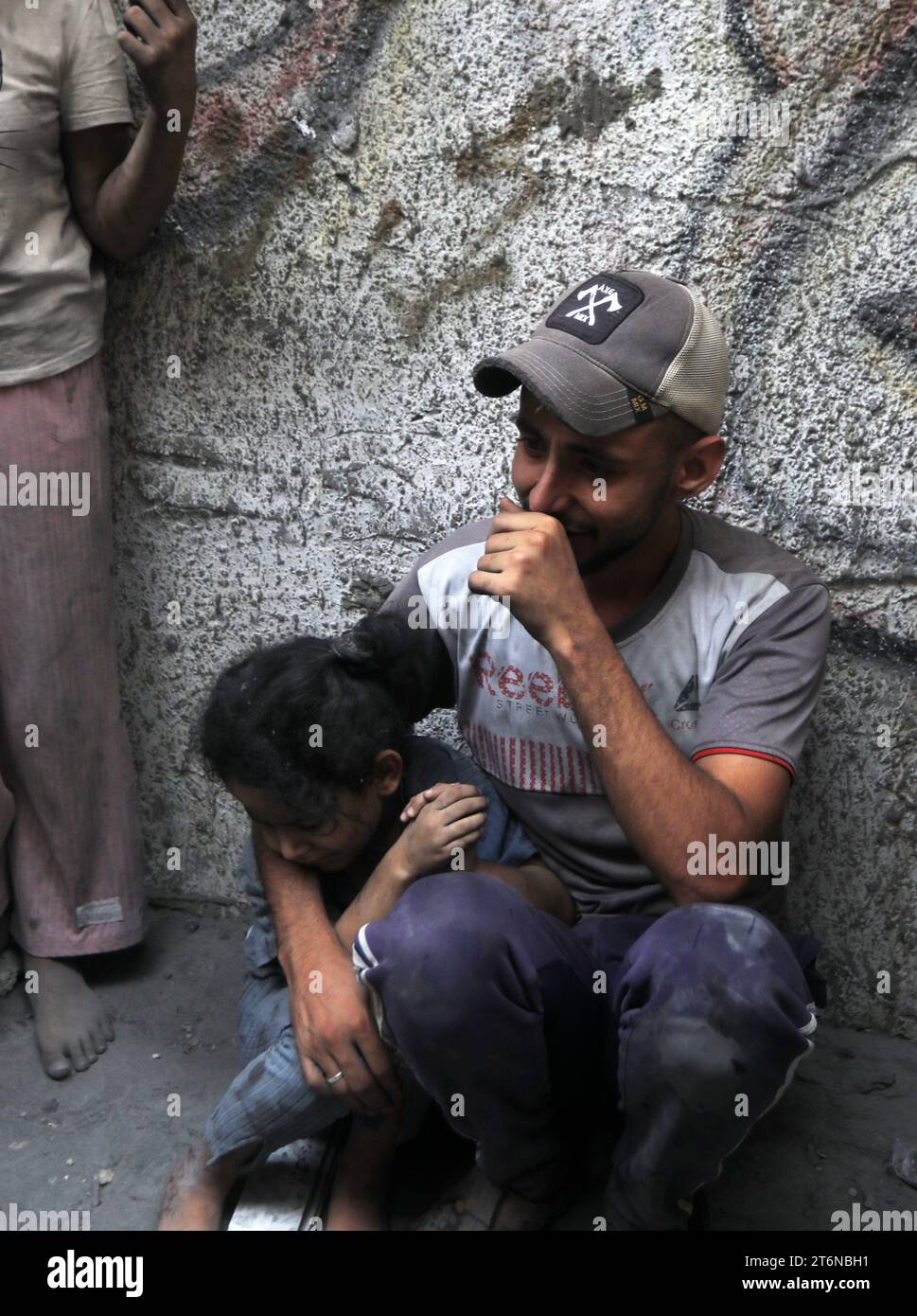 Ein Mann umarmt seine mit Schmutz und Staub bedeckte Tochter, nachdem sie am Samstag, den 11. November 2023, nach einem israelischen Luftangriff in Rafah, im südlichen Gazastreifen, aus einem eingestürzten Haus gerettet wurde. Während die israelischen Angriffe in Gaza andauern, sind laut dem palästinensischen Gesundheitsministerium mehr als 11.070 Todesfälle aufgetreten, darunter 4.506 Kinder, 3.027 Frauen und 678 ältere Menschen. Foto: Ismael Mohamad/UPI Stockfoto