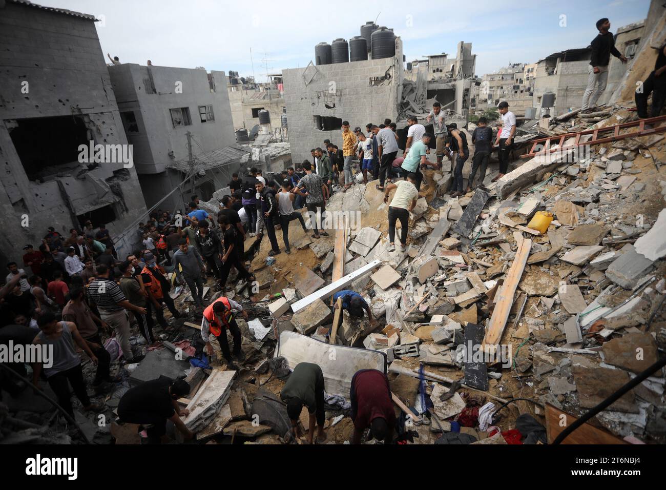 In den Trümmern der Häuser, die am Samstag, den 11. November 2023, in Rafah im südlichen Gazastreifen von israelischen Bombenanschlägen getroffen wurden, suchen Menschen nach Opfern. Während die israelischen Angriffe in Gaza andauern, sind laut dem palästinensischen Gesundheitsministerium mehr als 11.070 Todesfälle aufgetreten, darunter 4.506 Kinder, 3.027 Frauen und 678 ältere Menschen. Foto: Ismael Mohamad/UPI Stockfoto