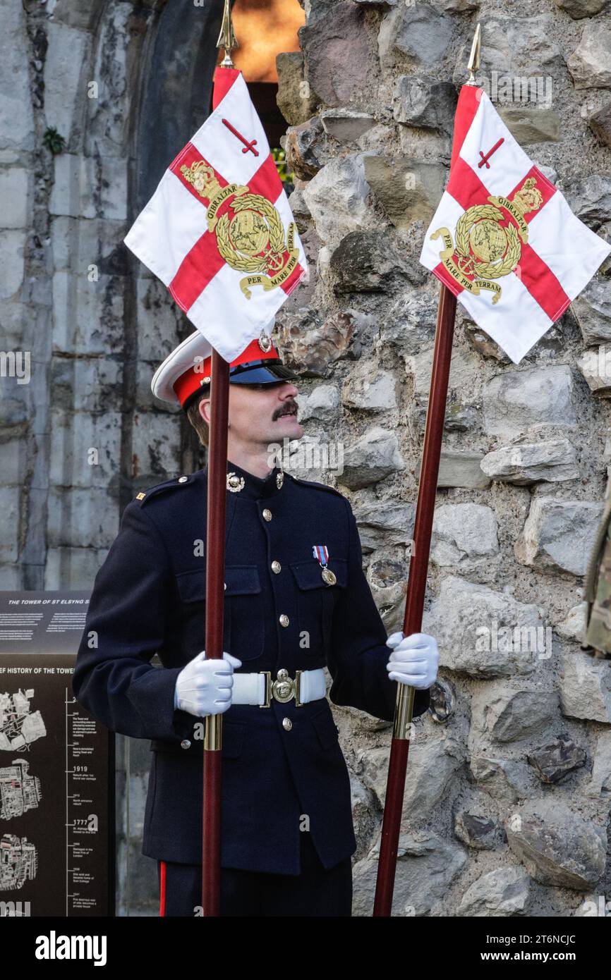 London, UK 11. November 2023. Ein Soldat macht sich bereit, daran teilzunehmen, da viele der Truppen sich um das Herrenhaus versammeln. Die diesjährige Lord Mayor's Show bringt 7.000 Menschen zusammen, darunter Wohltätigkeitsorganisationen, Gemeindegruppen, das Militär, 250 Pferde, und mehr als 150 Teilnehmer einer drei Meilen langen Parade, darunter der goldene State Coach mit dem neuen Lord Mayor Michael Mainelli. Stockfoto