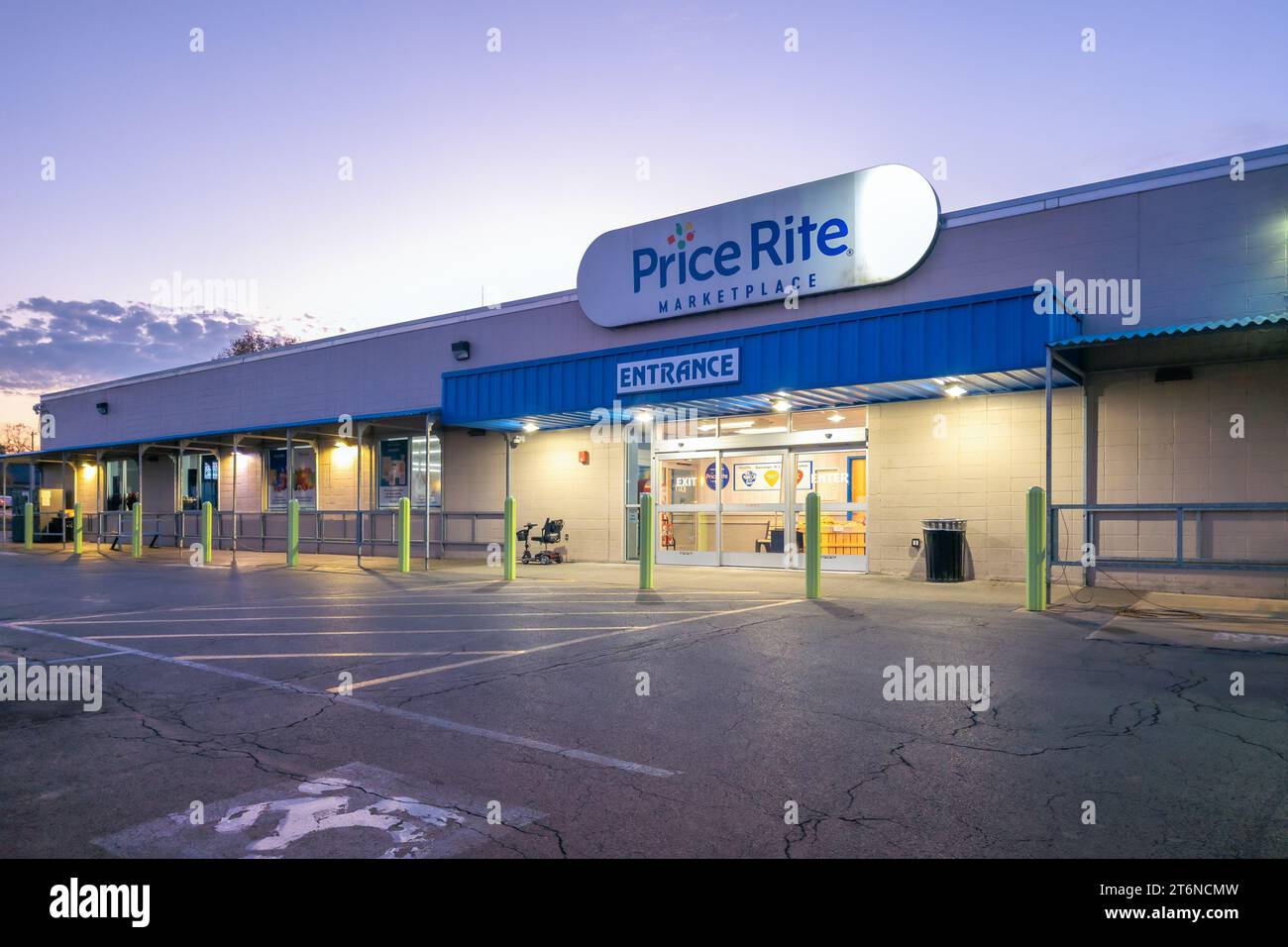 Utica, New York - 24. Oktober 2023: Außenansicht des Price Rite Marketplace Building bei Nacht. Es handelt sich um eine Kette von Supermärkten, die in 8 Sta. Tätig ist Stockfoto