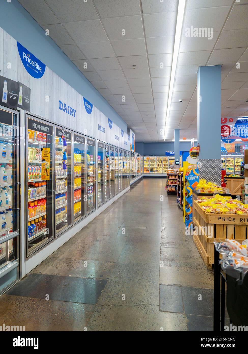 Utica, New York - 24. Oktober 2023: Portrait Interior View Dairy Section of Price Rite Marketplace. Es handelt sich um eine Kette von Supermärkten, die in acht Bundesstaaten tätig ist Stockfoto