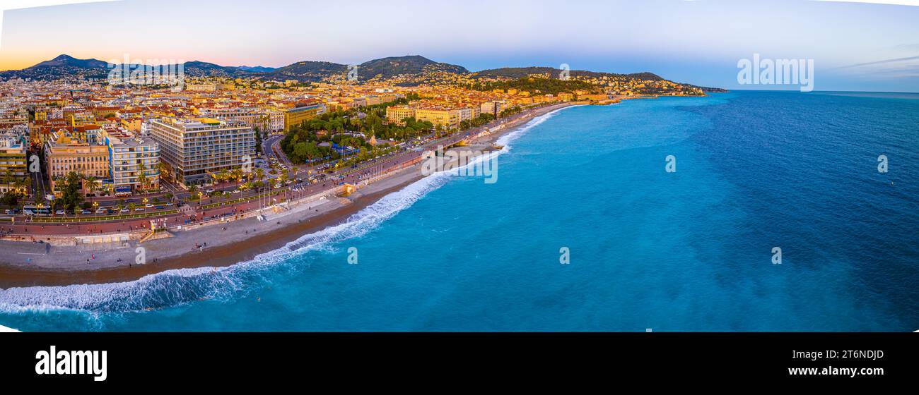 Blick auf den Sonnenuntergang von Nizza, der Hauptstadt des Departements Alpes-Maritimes an der französischen Riviera Stockfoto