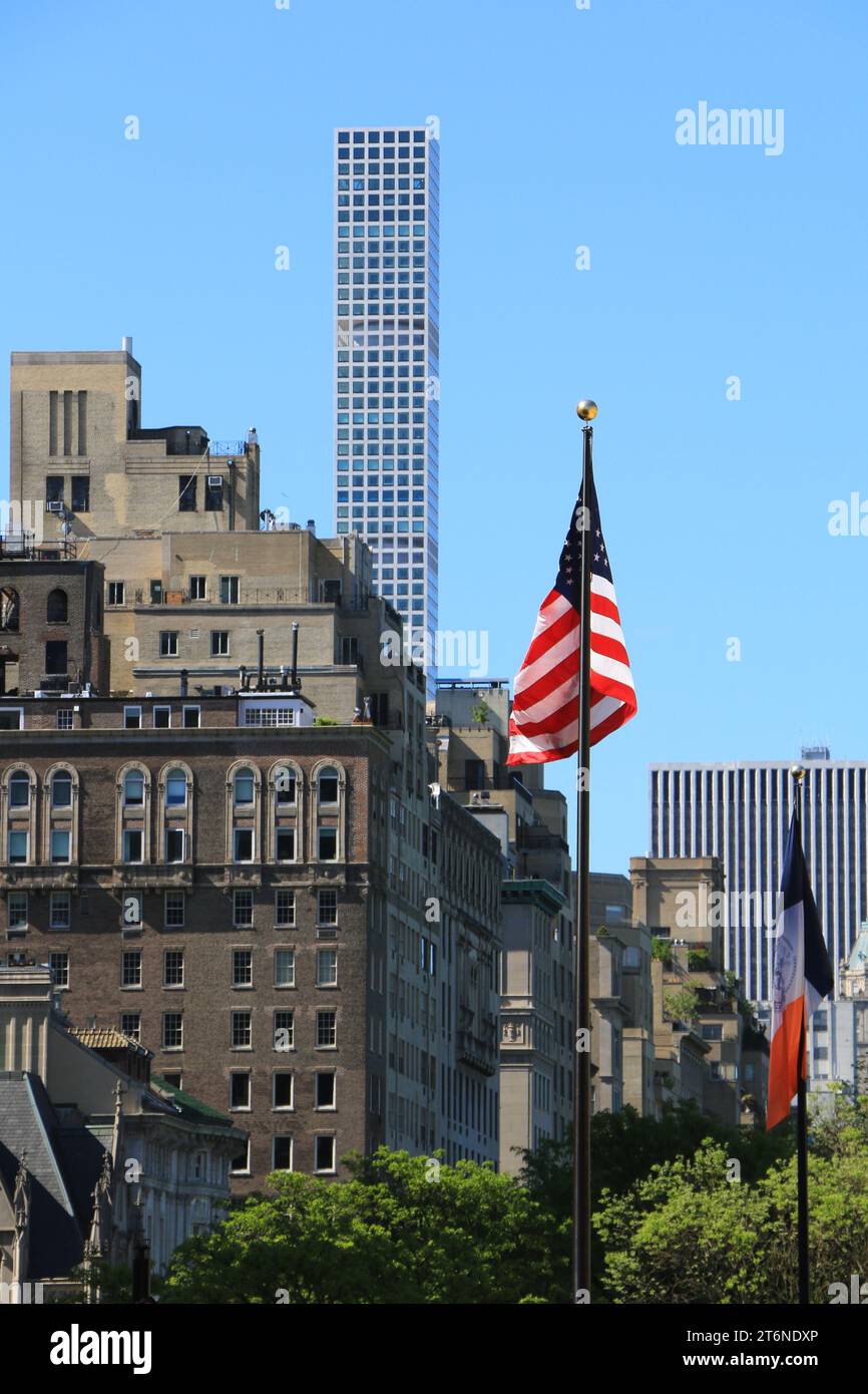 New York City. Blick auf die Skyline der Stadt mit amerikanischer Flagge. Stockfoto