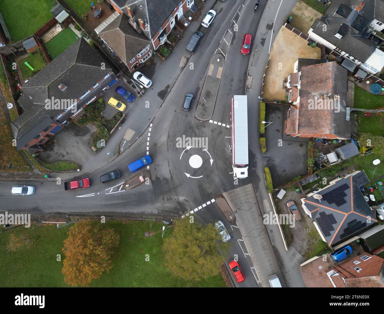 Luftaufnahme des Verkehrs und eines Kreisverkehrs auf der Hauptstraße A49, die im November 2023 durch Hereford City Herefordshire führt Stockfoto