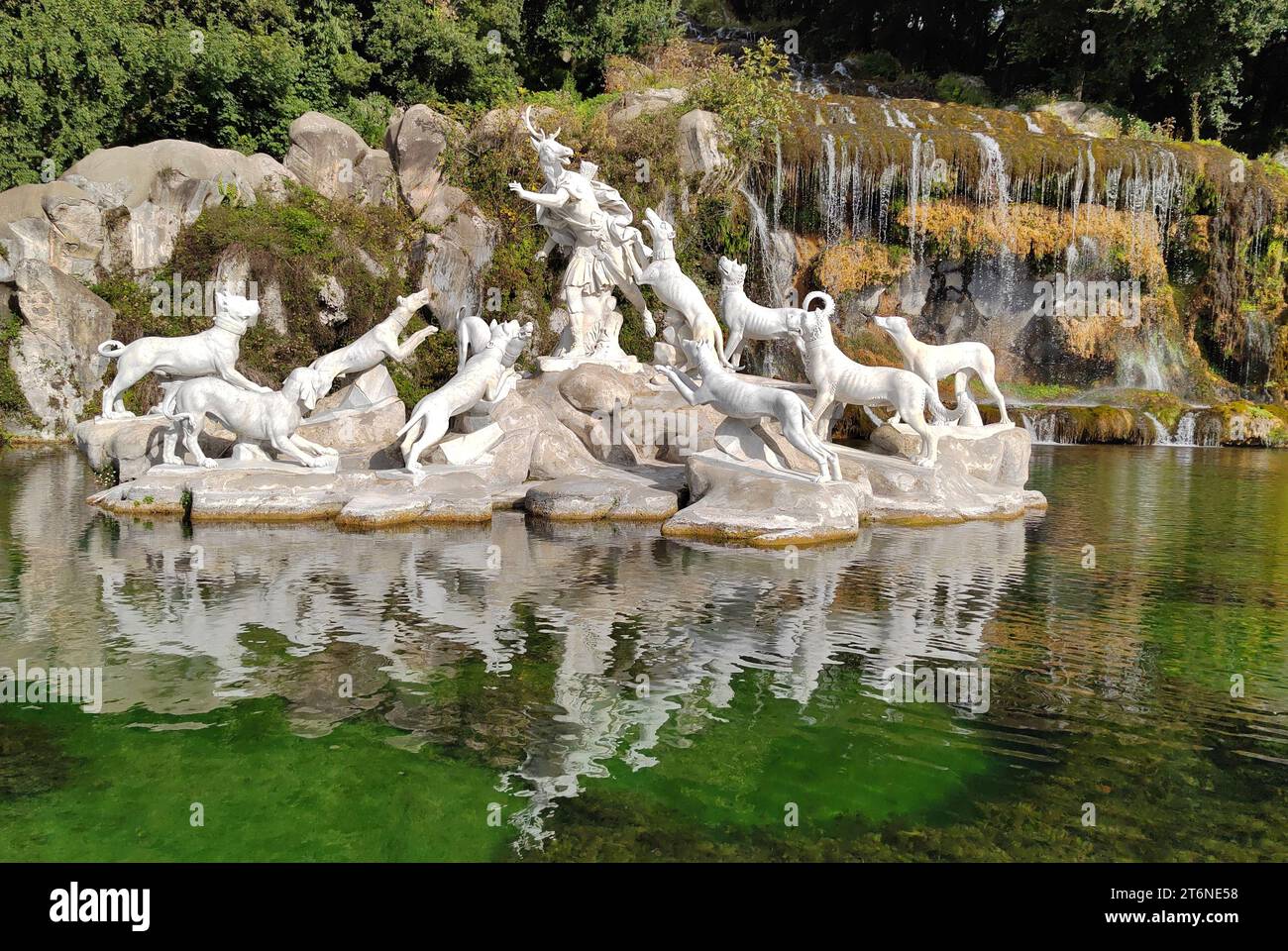 CASERTA, ITALIEN - 13. NOVEMBER 2022: Skulpturen im Brunnen des königlichen Palastes, die den jungen Actaeon in einen Hirsch verwandeln Stockfoto