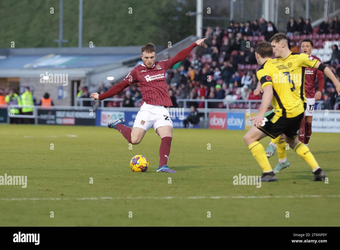 Marc Leonard trifft für Northampton Town und führt mit 1:0 gegen Burton Albion in der zweiten Hälfte des Spiels der Sky Bet League 1 zwischen Northampton Town und Burton Albion im PTS Academy Stadium in Northampton am Samstag, den 11. November 2023. (Foto: John Cripps | MI News) Stockfoto