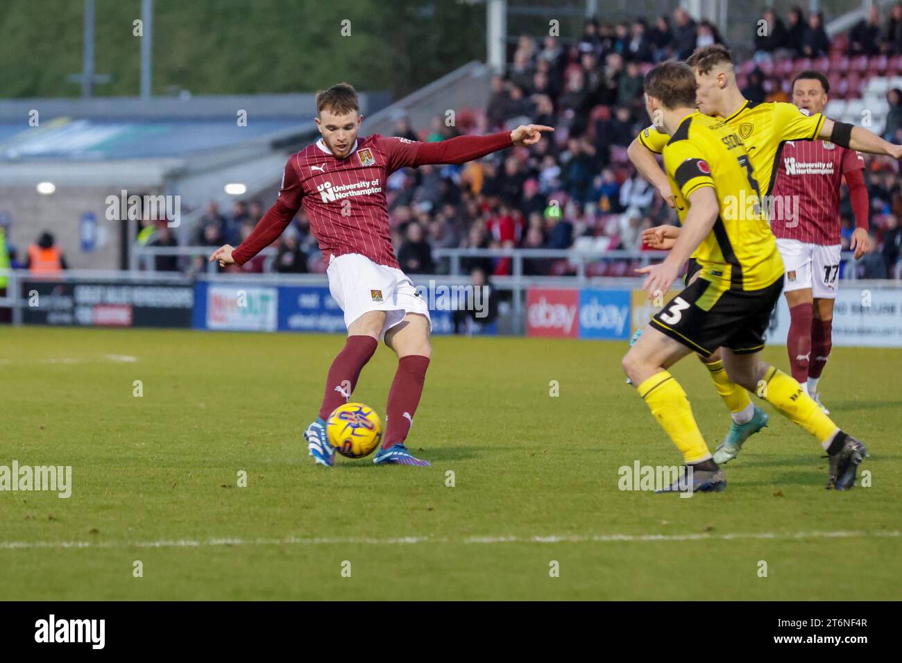 Marc Leonard trifft für Northampton Town und führt mit 1:0 gegen Burton Albion in der zweiten Hälfte des Spiels der Sky Bet League 1 zwischen Northampton Town und Burton Albion im PTS Academy Stadium in Northampton am Samstag, den 11. November 2023. (Foto: John Cripps | MI News) Stockfoto