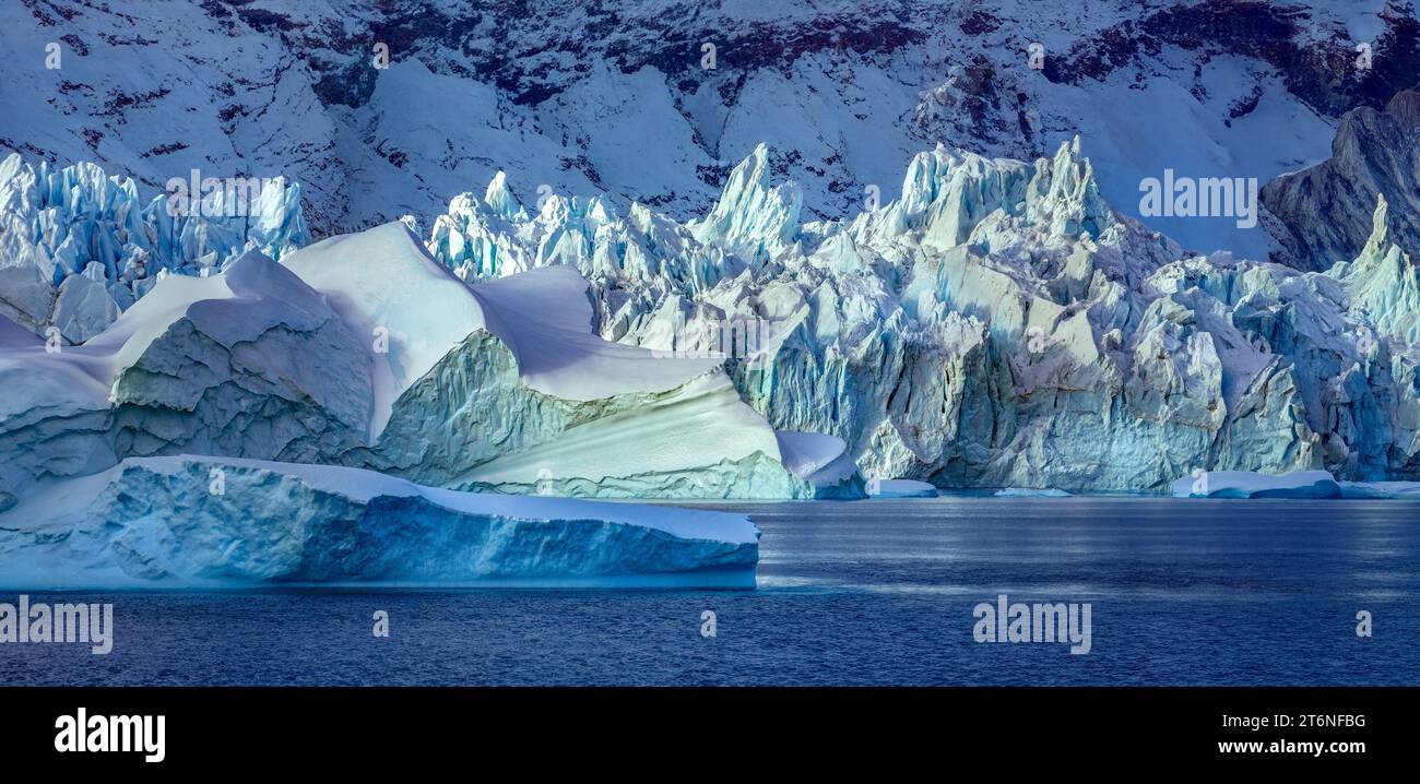Eisberge schmelzen langsam in Scoresbysund im Osten Grönlands. Stockfoto