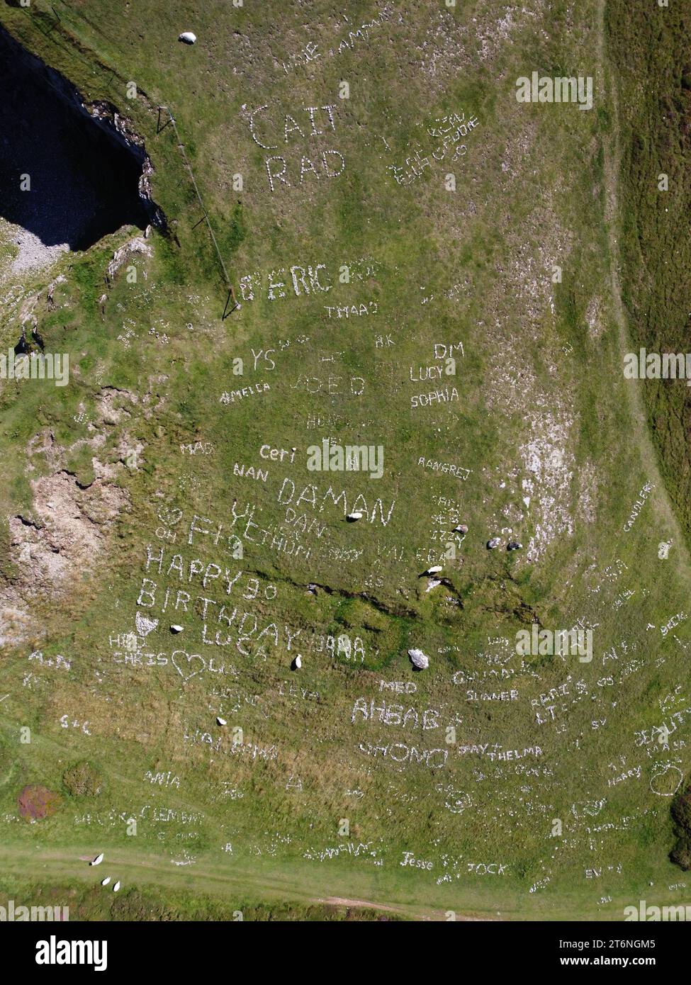 Luftaufnahme von Botschaften und Motiven, die in Stein vom Great Orme Steinbruch in Wales, Großbritannien, angelegt wurden Stockfoto