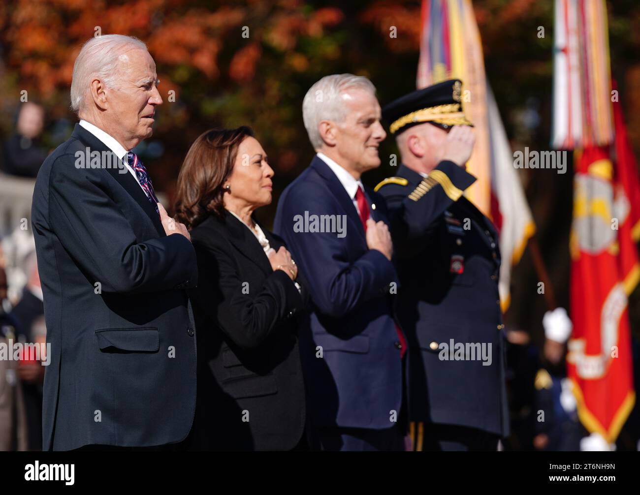 Präsident Joe Biden, Vizepräsidentin Kamala Harris, Sekretär für Veteranenangelegenheiten Denis McDonough und Generalmajor Allan M. Pepin, Kommandierender General der Joint Task Force-National Capital Region (L-R) hören Sie die Nationalhymne während einer Kranzniederlegung am Grab des Unbekannten Soldaten im Rahmen einer Gedenkfeier zum National Veterans Day auf dem Arlington National Cemetery in Arlington, Virginia am Samstag, den 11. November 2023. Foto: Bonnie Cash/UPI Stockfoto