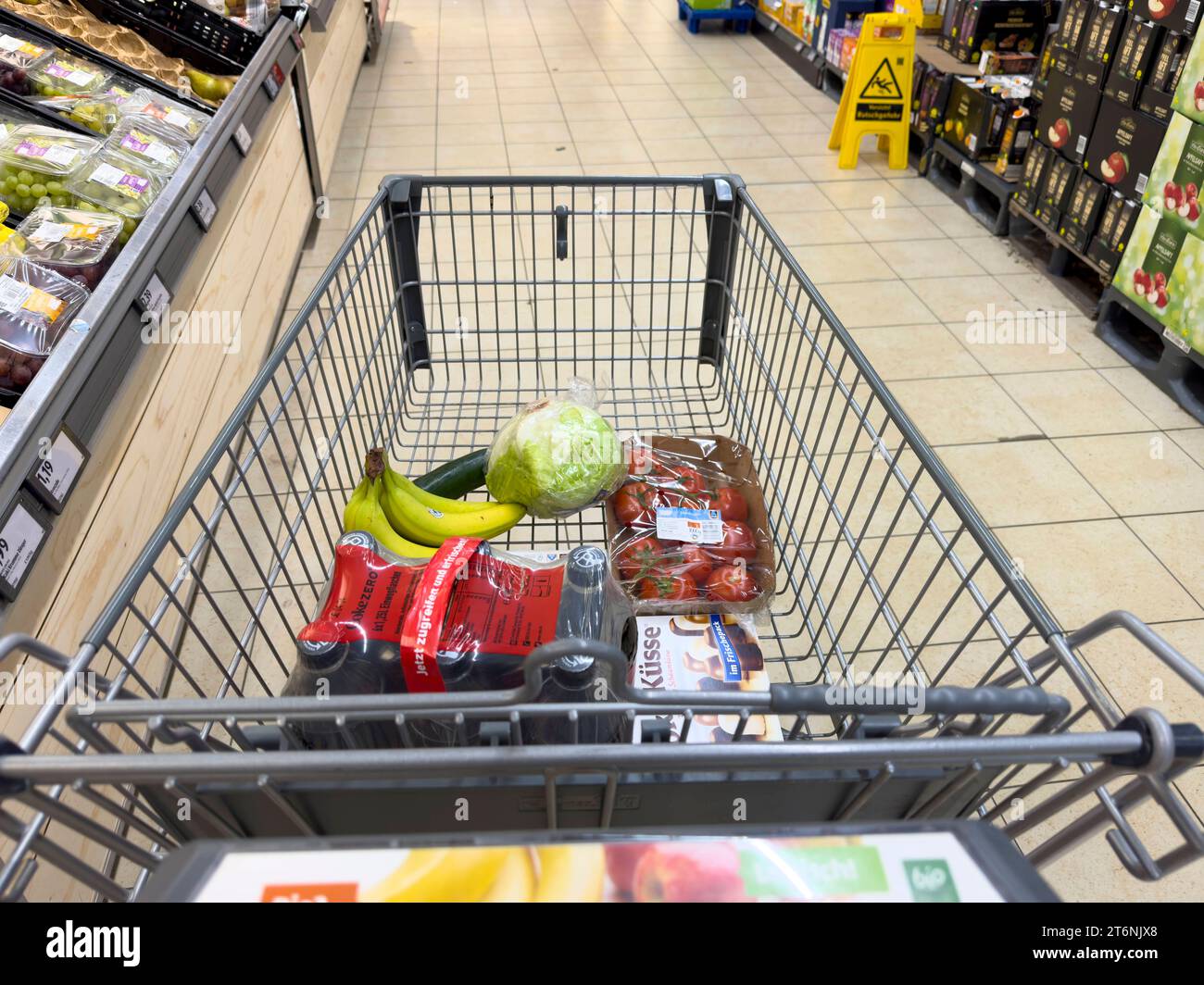 Bayern, Deutschland - 11. November 2023: Ein Einkaufswagen in einem Lebensmittel-Supermarkt *** ein Einkaufswagen in einem Lebensmittel-Supermarkt Stockfoto