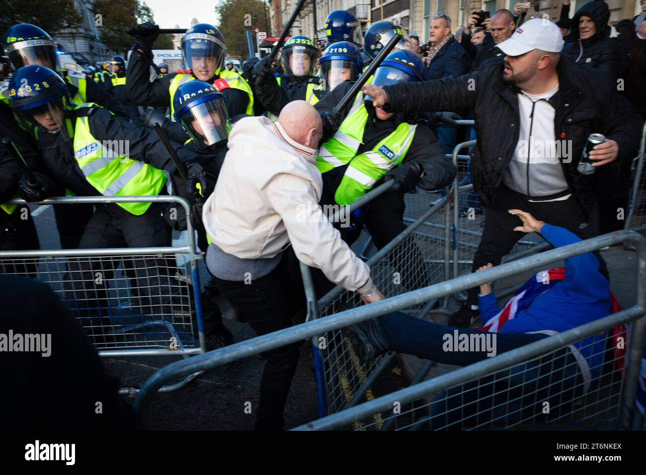 London, Großbritannien 11. November 2023. Zwei Leute stoßen mit der Polizei zusammen, nachdem sie den Cenotaph bewacht haben. Tommy Robinson äußerte das Motiv, jeden pro-palästinensischen Demonstranten abzuschrecken, der während des Remembrance Weekends durch Whitehall marschieren wollte. Dies geschieht nach fünf aufeinanderfolgenden Wochen Proteste, um den Krieg in Gaza zu beenden.ÊAndy Barton/Alamy Live News Stockfoto