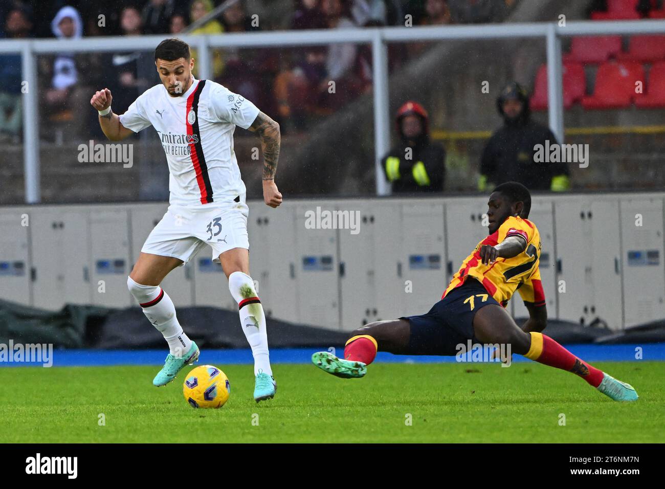 Lecce, Italien, 11. November 2023. Rade Krunic vom AC Milan und Mohamed Kaba von US Lecce treten Lecce, Italien, 11. November 2023. Rade Krunic vom AC Milan und Mohamed Kaba von US Lecce treten