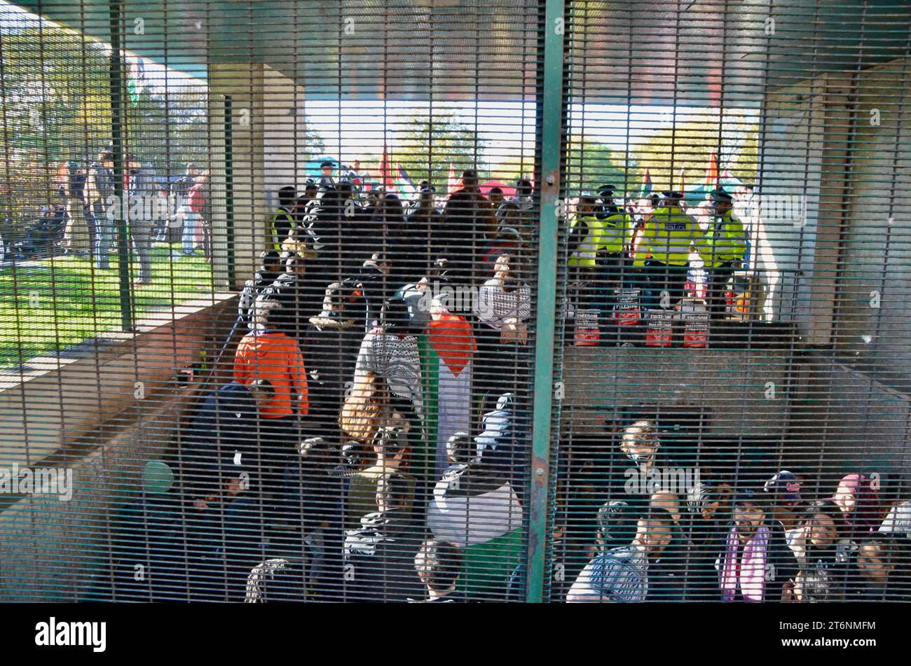 Aus Marmorbogenröhre auftauchende Menschenmenge; Szenen aus der Massendemonstration gegen den Krieg pro Waffenstillstand im Zentrum londons, die einen Waffenstillstand in palästina israel gaza am 11. november 2023 forderte Stockfoto