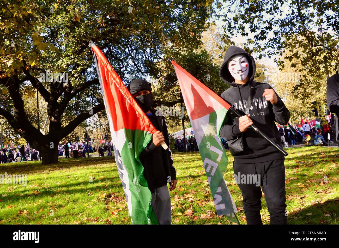 Zwei maskierte Jungen; Szenen aus der Massendemonstration gegen den Krieg pro Waffenstillstand in Zentral-london, die einen Waffenstillstand in palästina israel gaza 11. november 2023 forderte Stockfoto
