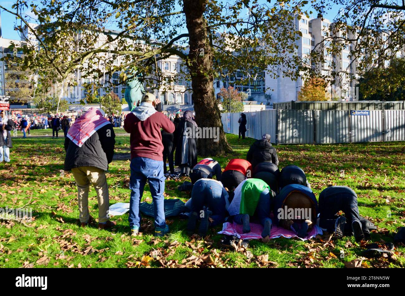 Aufruf zum Gebet; Szenen aus der Massendemonstration gegen den Krieg pro Frieden in Zentral-london, die einen Waffenstillstand in palästina, israel, gaza, 11. november 2023 forderte Stockfoto