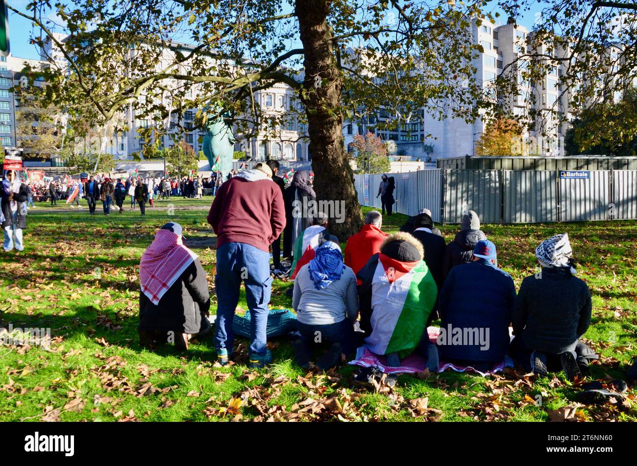 Aufruf zum Gebet; Szenen aus der Massendemonstration gegen den Krieg pro Frieden in Zentral-london, die einen Waffenstillstand in palästina, israel, gaza, 11. november 2023 forderte Stockfoto