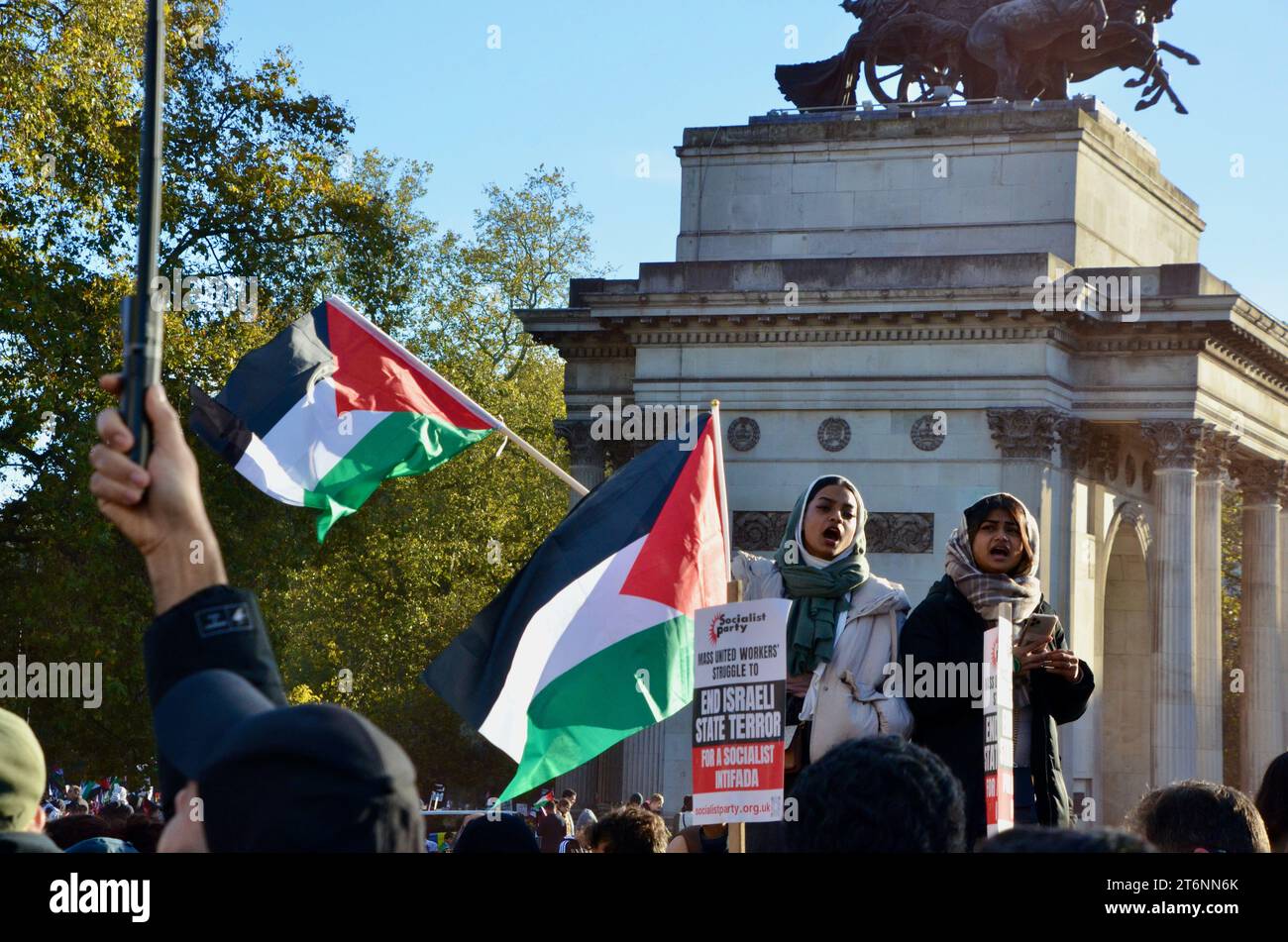 wellington-Bogen mit junger Protestfrau und Flagge; Szenen aus der Massendemonstration gegen den Krieg pro Waffenstillstand in Zentral-london, die einen Waffenstillstand in palästina, israel, gaza, 11. november 2023 forderte Stockfoto
