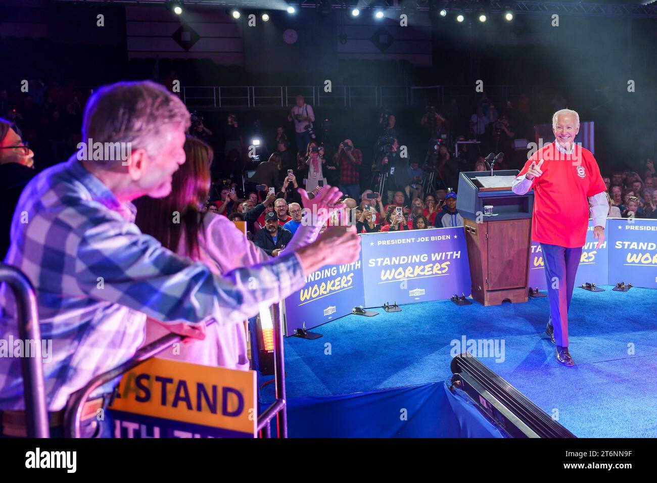 Belvidere, Usa. November 2023. US-Präsident Joe Biden feiert den neuen UAW-Vertrag mit den drei großen Automobilherstellern während einer Kundgebung im Community Building Complex am 9. November 2023 in Belvidere, Illinois. Quelle: Adam Schultz/White House Photo/Alamy Live News Stockfoto