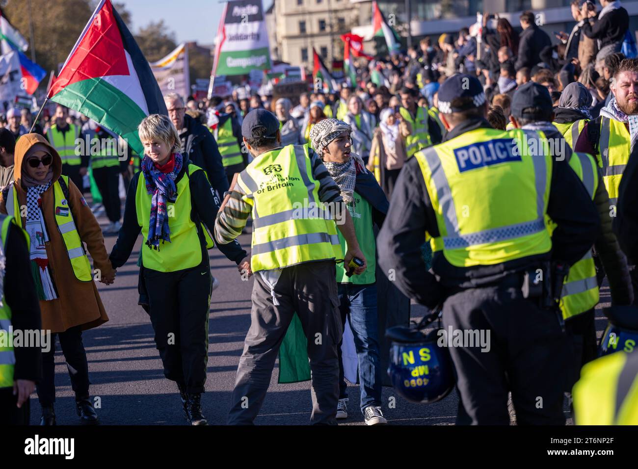 London Großbritannien 11. November 2023 große ProPalestine-Kundgebung im Zentrum Londons, während einer engen Polizeioperation. London UK Credit Ian DavidsonAlamy Live News Stockfoto