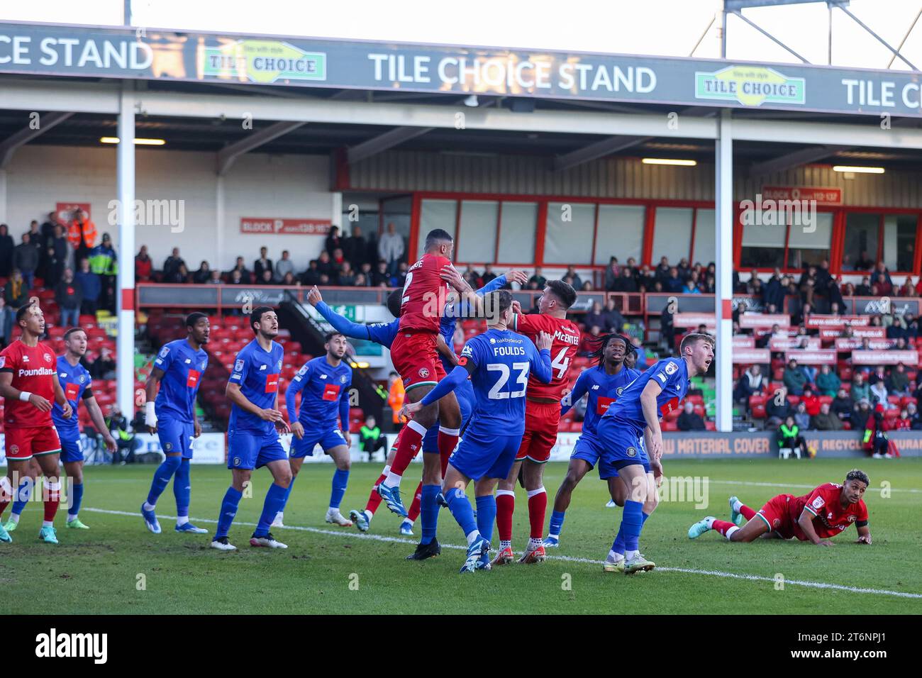 Im Poundland Bescot Stadium in Walsall, England, am 11. November 2023, kämpfte Walsall um den Vorteil beim Spiel der EFL Sky Bet League 2 zwischen Walsall und Harrogate. Foto von Stuart Leggett. Nur redaktionelle Verwendung, Lizenz für kommerzielle Nutzung erforderlich. Keine Verwendung bei Wetten, Spielen oder Publikationen eines einzelnen Clubs/einer Liga/eines Spielers. Stockfoto