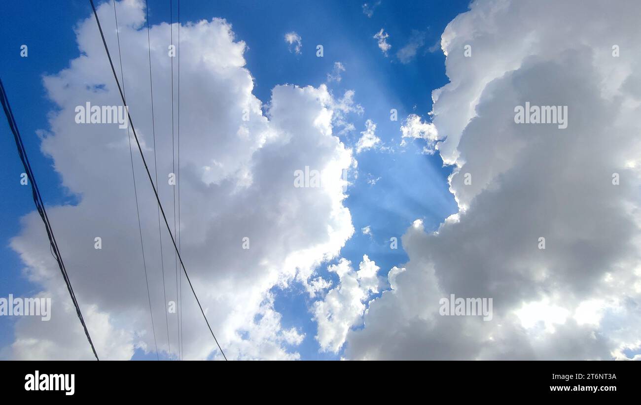 Sonnenblauer Himmel Wolken Landschaft Natur Oktober 2023 Stockfoto