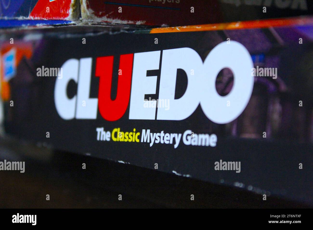 Ein Foto des Cluedo-Logos auf der Außenseite der Spielbox. Stockfoto