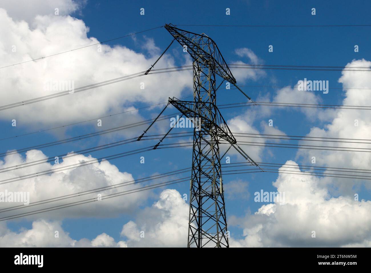 Hochspannungsleitungen mit Hochspannung 380Kv mit blauem Himmel und Wolken Stockfoto