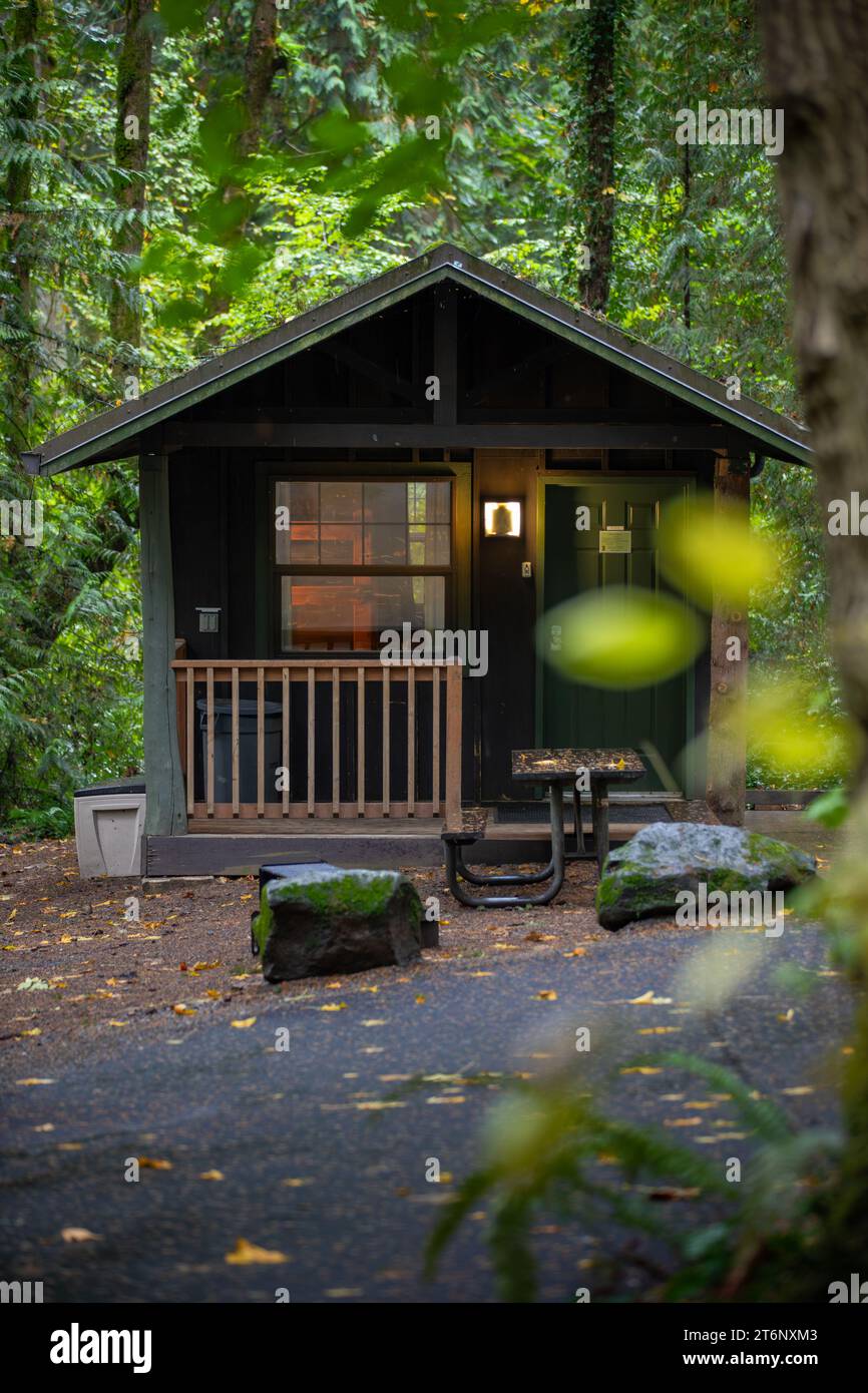 Battle Ground WA USA 16. Oktober 2023; State Park Camping Hütte Stockfoto