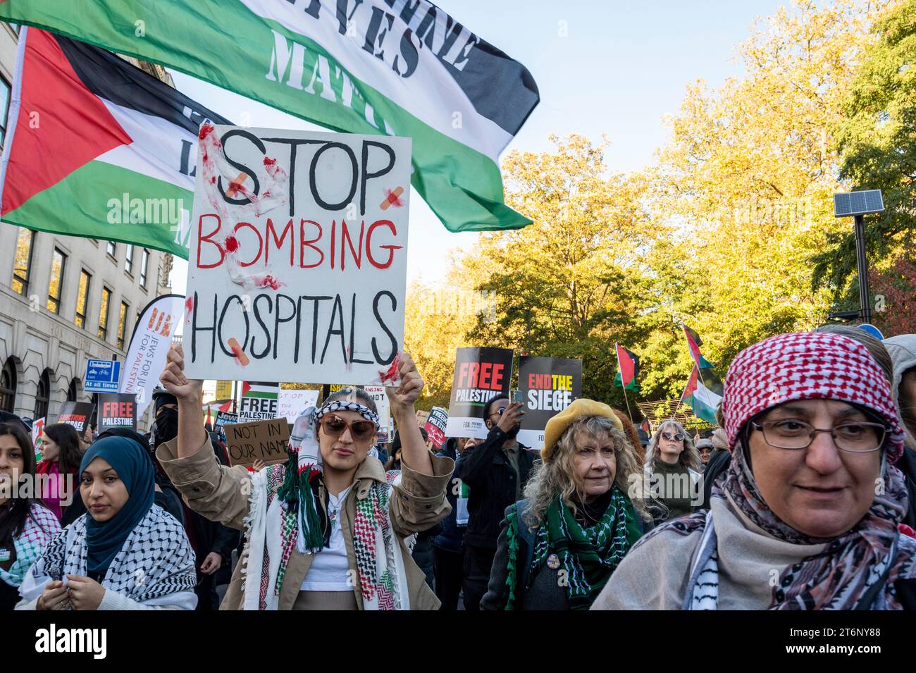 Protest gegen den Krieg in Gaza. Palästinensische Fahnen und ein Plakat "Stop Bombing Hospitals". London 11. November 2023. Stockfoto