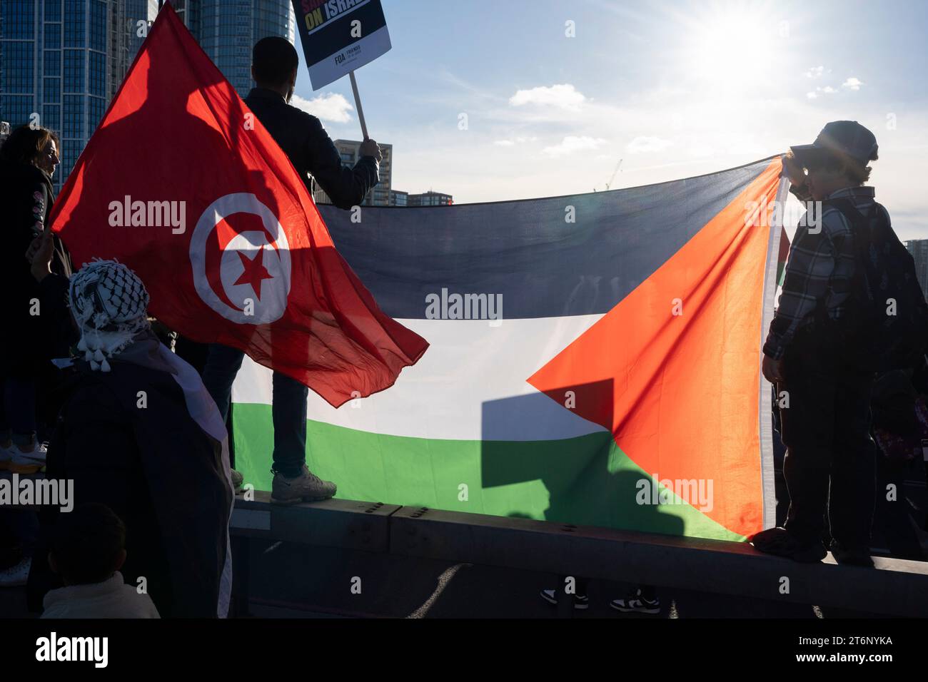 Die Demonstranten schreiten über die Vauxhall-Brücke während des pro-palästinensischen marsches durch das Zentrum Londons, der kontrovers mit dem jährlichen Waffenstillstandstag am 11. November 2023 zusammenfiel. Inmitten von Spannungen zwischen den widerspendenden Gemeinschaften und am Tag der nationalen Trauer um die Kriegstoten Großbritanniens, der Polizeikommissar Sir Mark Rowley hat sich mit Innenministerin Suella Braverman und Premierminister Rishi Sunak zusammengefunden, die sich gefragt haben, ob der marsch gegen die israelischen Angriffe auf Gaza wegen möglicher öffentlicher Unruhen fortgesetzt werden sollte. 300.000 000 nahmen den vereinbarten Weg der Demonstranten, fro Stockfoto