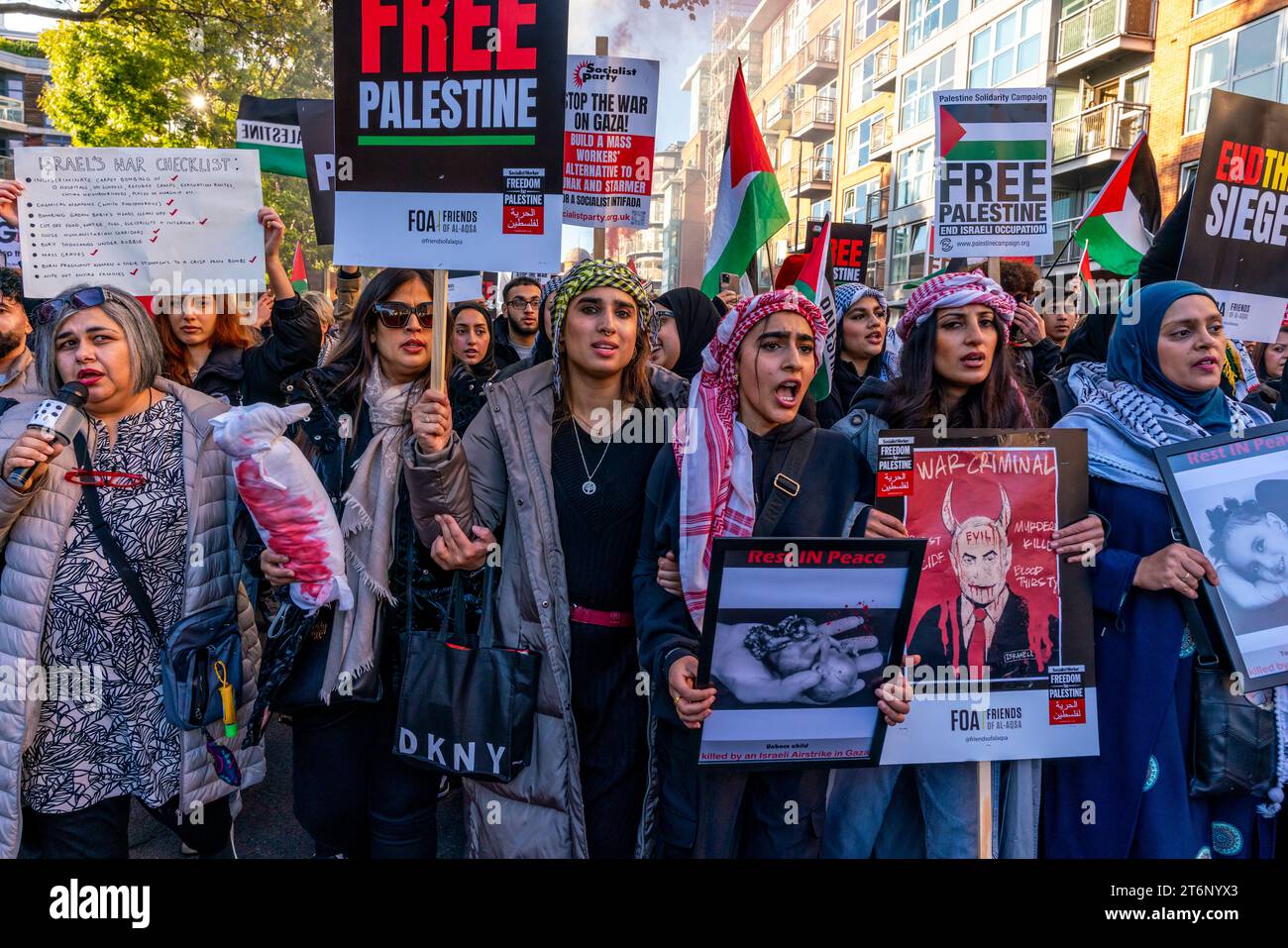 London, Großbritannien. November 2023. Hunderttausende Demonstranten marschieren durch die Londoner Innenstadt, um die Bevölkerung von Gaza zu unterstützen. Quelle: Grant Rooney/Alamy Live News Stockfoto