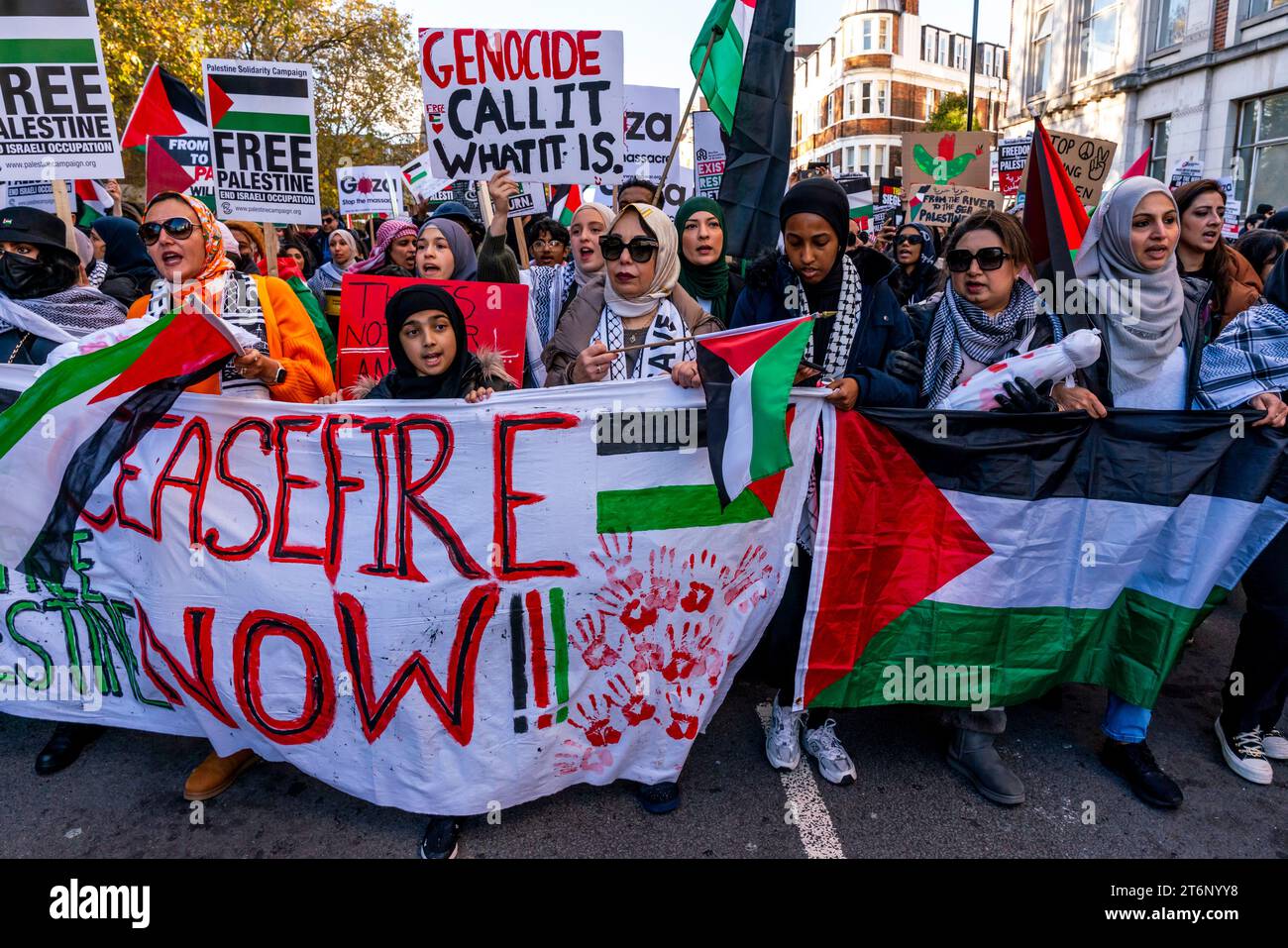 London, Großbritannien. November 2023. Hunderttausende Demonstranten marschieren durch die Londoner Innenstadt, um die Bevölkerung von Gaza zu unterstützen. Quelle: Grant Rooney/Alamy Live News Stockfoto