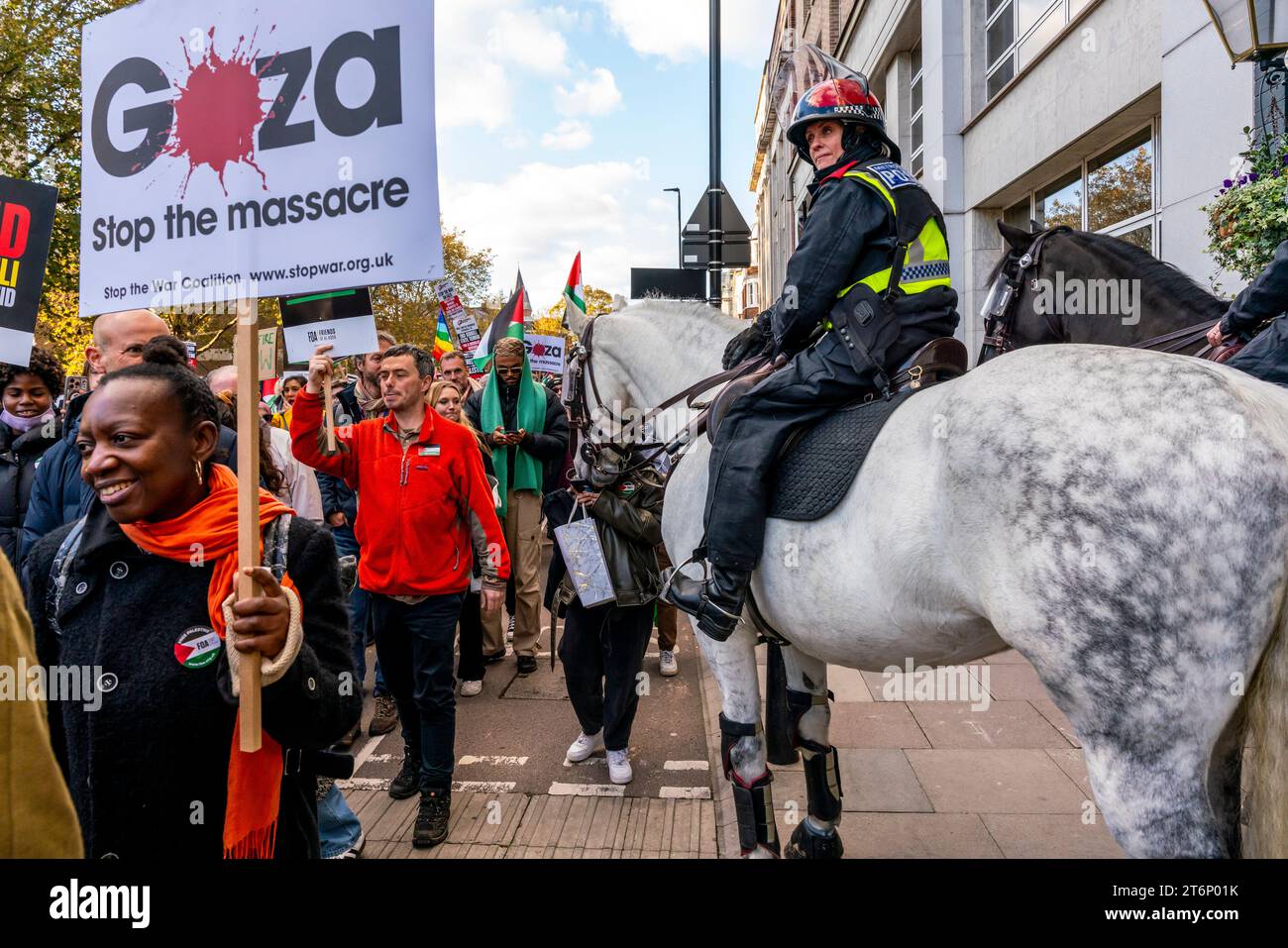 London, Großbritannien. November 2023. Ein berittener Polizeibeamter beobachtet, wie Hunderttausende Demonstranten durch das Zentrum Londons marschieren, um die Bevölkerung von Gaza zu unterstützen. Quelle: Grant Rooney/Alamy Live News Stockfoto