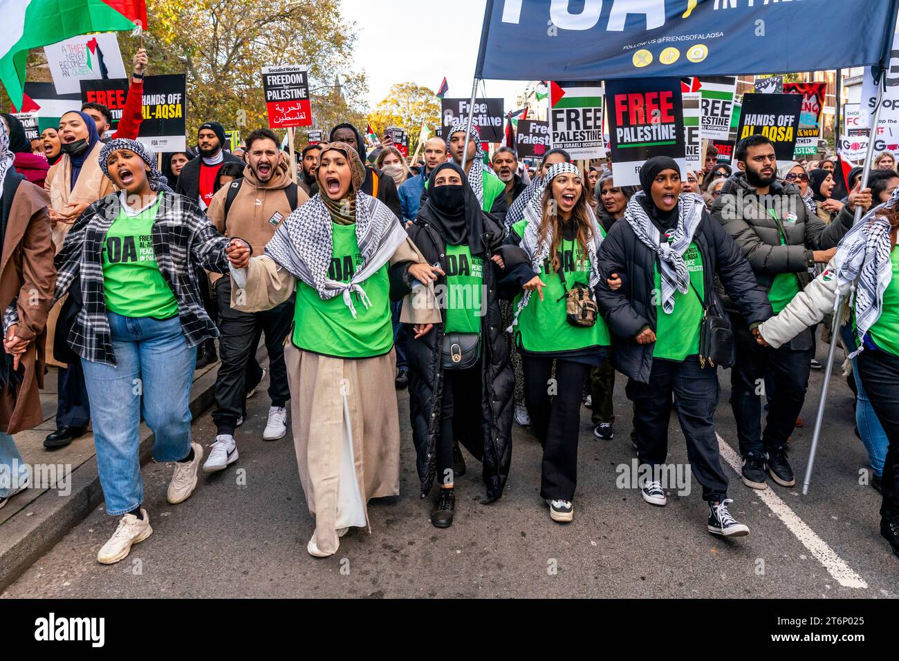 London, Großbritannien. November 2023. Hunderttausende Demonstranten marschieren durch die Londoner Innenstadt, um die Bevölkerung von Gaza zu unterstützen. Quelle: Grant Rooney/Alamy Live News Stockfoto London, Großbritannien. November 2023. Hunderttausende Demonstranten marschieren durch die Londoner Innenstadt, um die Bevölkerung von Gaza zu unterstützen. Quelle: Grant Rooney/Alamy Live News Stockfoto