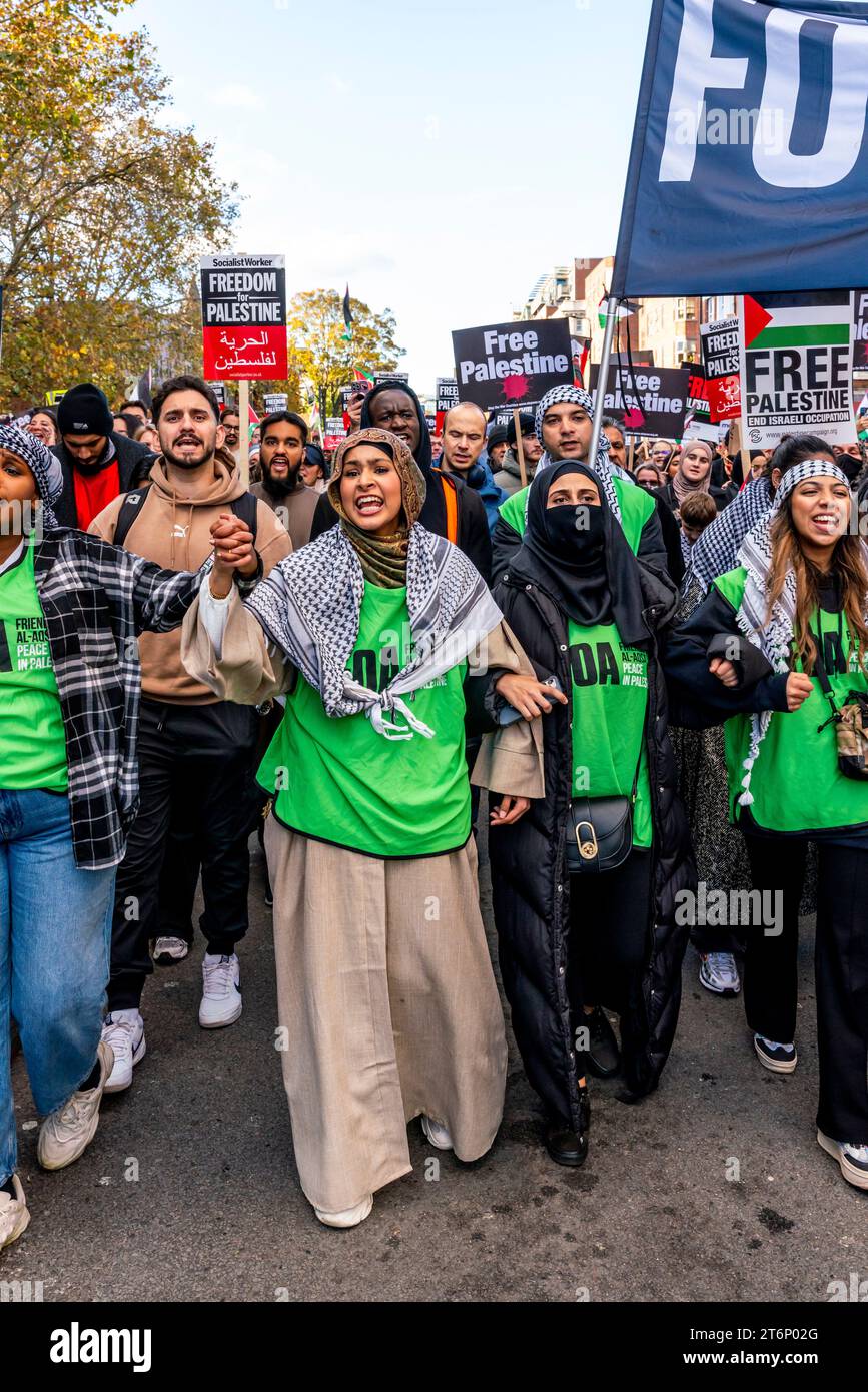 London, Großbritannien. November 2023. Hunderttausende Demonstranten marschieren durch die Londoner Innenstadt, um die Bevölkerung von Gaza zu unterstützen. Quelle: Grant Rooney/Alamy Live News Stockfoto London, Großbritannien. November 2023. Hunderttausende Demonstranten marschieren durch die Londoner Innenstadt, um die Bevölkerung von Gaza zu unterstützen. Quelle: Grant Rooney/Alamy Live News Stockfoto