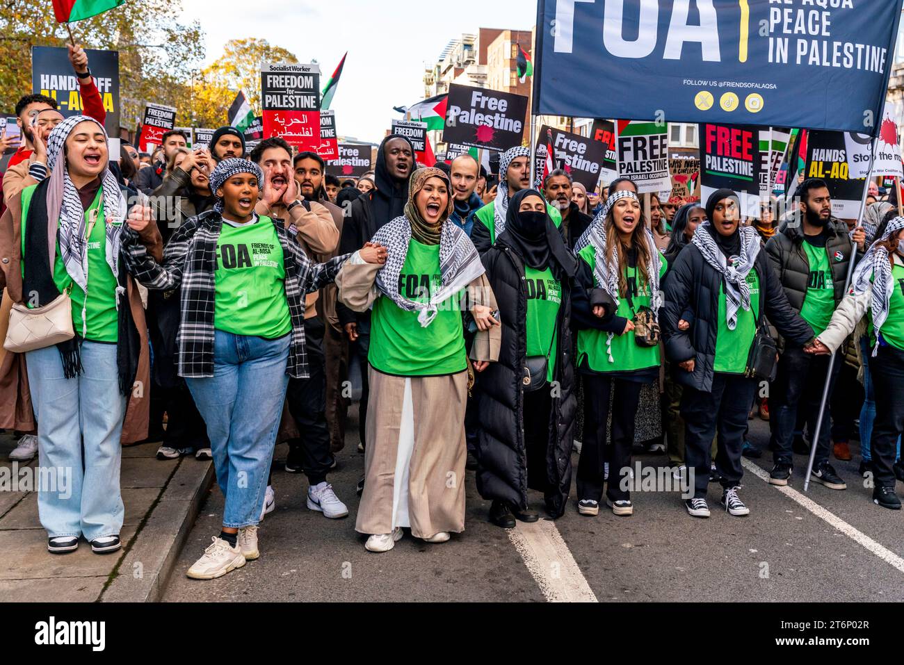 London, Großbritannien. November 2023. Hunderttausende Demonstranten marschieren durch die Londoner Innenstadt, um die Bevölkerung von Gaza zu unterstützen. Quelle: Grant Rooney/Alamy Live News Stockfoto London, Großbritannien. November 2023. Hunderttausende Demonstranten marschieren durch die Londoner Innenstadt, um die Bevölkerung von Gaza zu unterstützen. Quelle: Grant Rooney/Alamy Live News Stockfoto
