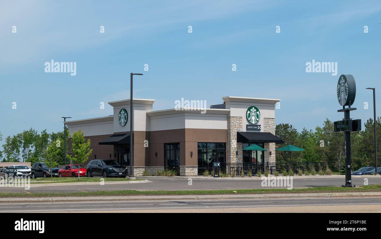 BEMIDJI, MN - 3. JUN 2023: Eigenständiges Starbucks-Café-Gebäude an einem sonnigen Tag, mit Autos in der Fahrspur. Stockfoto