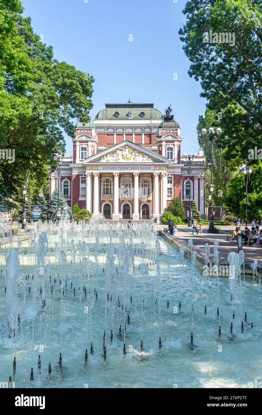 Tanzender Ballerina-Brunnen und Nationaltheater Ivan Vazov, Stadtgarten, Stadtzentrum, Sofia, Republik Bulgarien Stockfoto