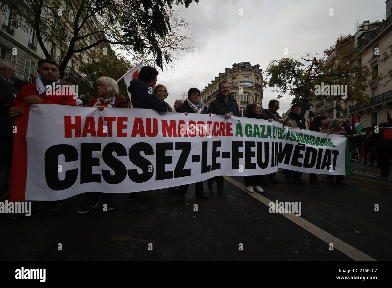 Paris, Frankreich. November 2023. Demonstration zur Forderung eines sofortigen Waffenstillstands für einen gerechten und dauerhaften Frieden zwischen Palästinensern und Israelis am 11. November 2023 in Paris, Frankreich. Quelle: Bernard Menigault/Alamy Live News Stockfoto