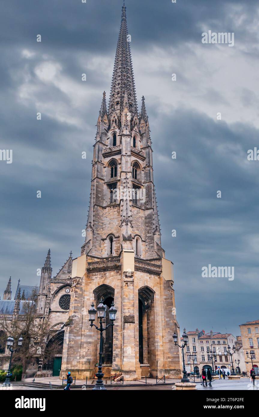 Turm der Basilika Saint-Michel, Platz Meynard in Bordeaux, Nouvelle-Aquitaine, Frankreich Stockfoto